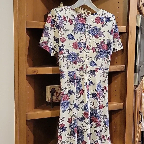 Women's dress - Picture 4 of 5